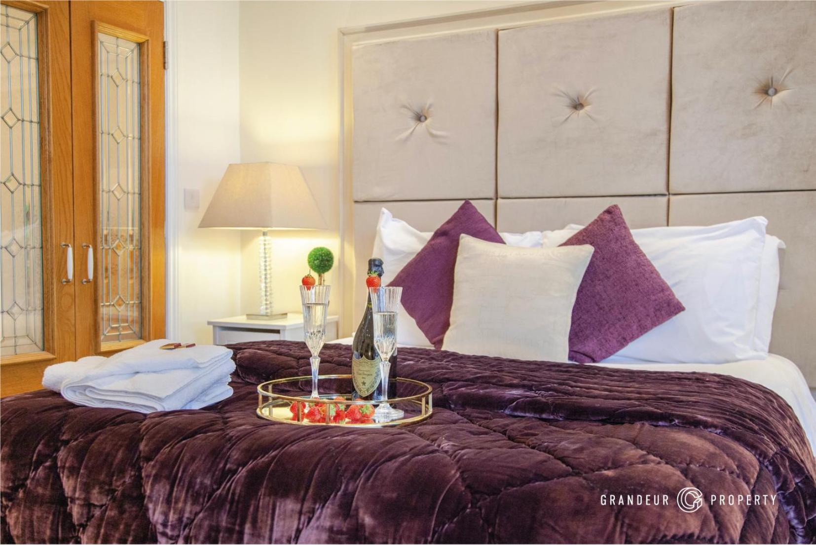 Treetop Suite By Grandeur Property บอร์นมัธ ภายนอก รูปภาพ